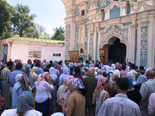 В центрі Києва, вигукують і співають про Рассєю-матушку і царя батюшку і про Україну- В центрі Києва, вигукують і співають про Рассєю-матушку і царя батюшку і про Україну-
