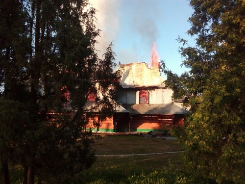 На Франківщині згорів дерев'яний храм УГКЦ.(ФОТО)