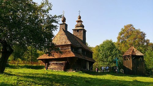На старовинному Закарпатському дерев'яному храмі з'явились Московські «цибульки».(ФОТО) На старовинному Закарпатському дерев'яному храмі з'явились Московські «цибульки».(ФОТО)