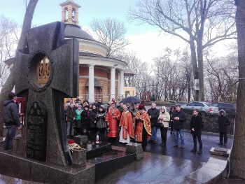 Алея лип на Аскольдовій могилі в пам’ять про Героїв Крут