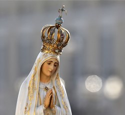 Блаженні Франсіско та Жасінта Марто – португальські діти, братчик і сестричка, яким разом із кузиною Лусією дос-Сантос 100 років тому у Фатімі об’явилася Пречиста Діва Марія. Вони померли кілька років після об’явлень, маючи відповідно 11 та 10 років. Це перші діти, що не є мучениками, проголошені святими католицької Церкви. 17 років тому святий Папа Іван Павло ІІ проголосив їх блаженними. Канонізації португальських дітей особливо очікували мільйони вірних у всьому світі, що мають набожність до Фатімської Богородиці. Небагато подій відіграло таку важливу роль в історії Церкви, а навіть і всього світу, як об’явлення Пресвятої Богородиці у Фатімі. Вони почались 13 травня 1917 року і тривали до 13 жовтня того ж року. Пречиста Діва об’являлась трьом португальським пастушкам: Жасінті та Франсіскові, які померли в дитячому віці, й Лусії, яка згодом стала монахинею та померла 2005 року у віці 95-ти років. 2008 року розпочався канонізаційний процес, щоб проголосити її блаженною. А об’явлення Пречистої Діви Марії та Її слова, звернені до трьох пастушків, знайшли шлях до мільйонів сердець в усьому світі і мали значний вплив на історію нашої планети. 13 травня 1917 року троє убогих дітей пасли невелике стадо овець поблизу селища Фатіма. Це були десятилітня Лусія дос-Сантос та її кузини дев’ятилітній Франсіско та семирічна Жасінта Марто. Десь пополудні, проказавши, згідно з добрим звичаєм, молитву на вервиці, вони почали гратись, будуючи хатинку з каменів, якраз на тому самому місці, де тепер стоїть базиліка Фатімського санктуарію. Раптом діти побачили сильне світло. Думаючи, що це блискавка, вони зібралися втікати, як раптом ще один спалах освітив місце, і над дубком діти побачили, за їхніми словами, «Пані, яснішу від сонця». Вона пояснила пастушкам, що потрібно багато молитися і сказала приходити на це місце протягом п’яти місяців, о тій самій годині 13 числа. Діти приходили туди у червні, липні, вересні та жовтні. У серпні поява відбулася в іншому місці 19 числа, оскільки 13-го міський голова заарештував дітей, вважаючи, що вони баламутять народ. Останнє об’явлення відбулося 13 жовтня в присутності 70 тисяч людей, які після його закінчення стали свідками чудесного явлення: сонце, схоже на срібний диск, почало крутитися довкола себе, як вогняна куля. Того ж дня Пані назвала себе «Пречистою Дівою Вервиці» і просила, щоб на Її честь тут збудовано каплицю. Пізніше, Пресвята Богородиця ще кілька разів з’являлася Лусії, яка на той час вже стала монахинею. Франсіско помер 4 квітня 1919 року внаслідок епідемії іспанського грипу, а Жасінта, після багатьох страждань, які вона жертвувала за навернення грішникові, померла 10 місяців після Франсіска, 20 лютого 1920 року.