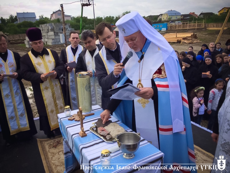 На Франківщині освячено наріжний камінь майбутньої католицької школи (ВІДЕО)