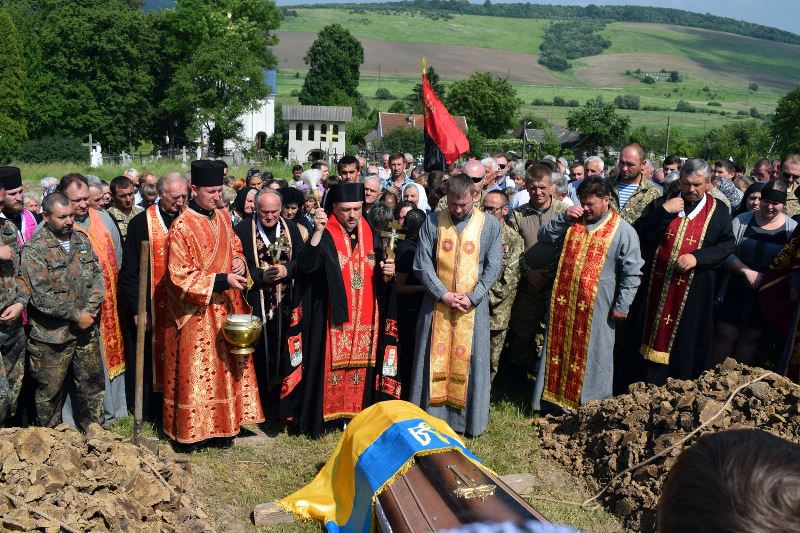 На Жидачівщині прощалися із загиблим в зоні АТО воїном Михайлом Березкою