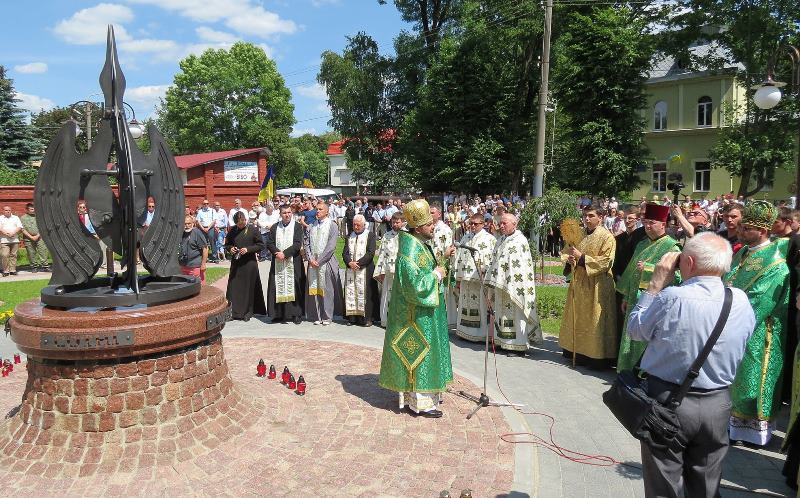 У Дрогобичі урочисто відкрили сквер і пам’ятний знак Героям Небесної сотні