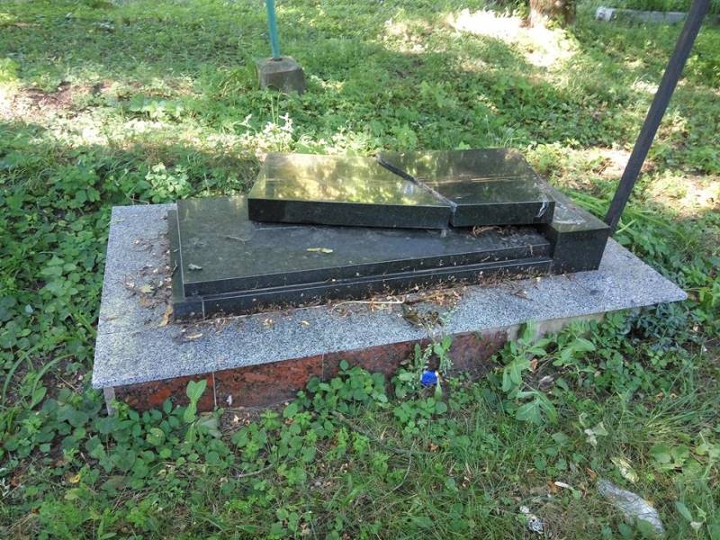 В Умані вандали пошкодили надгробки на території храму