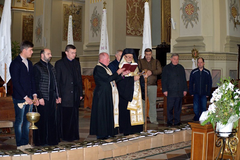 Єпископ - капелан Михаїл(Колтун) благословив молитовники для військовослужбовців