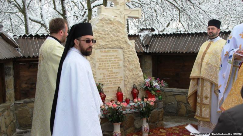 Понад сто років на місці де була лавра встановили хрест