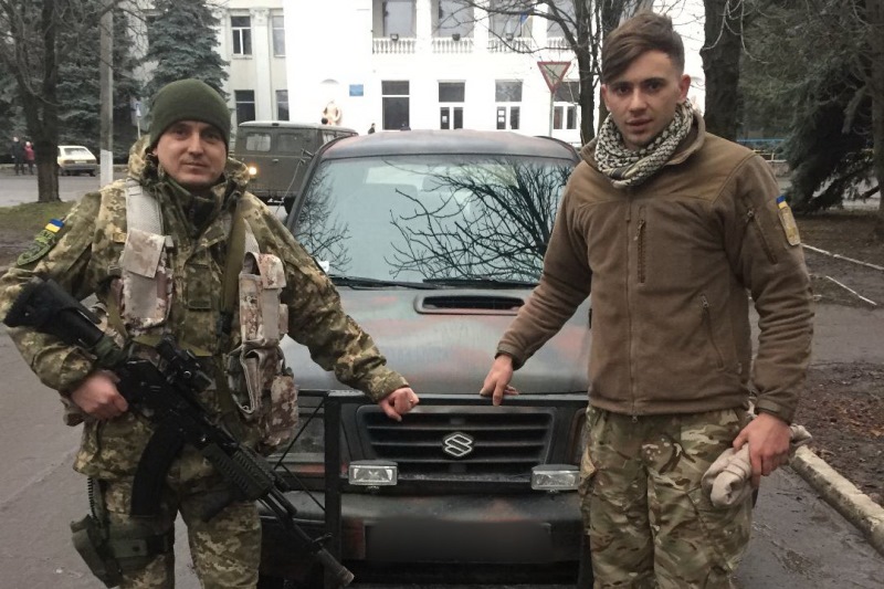 На свято Миколая тернопільські семінаристи передали військовим позашляховик Suzuki