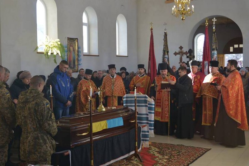 На Коломийщині відбулось поховання померлого учасника АТО Івана Дубея