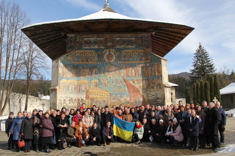 Єпарх Чернівецький очолив паломництво святинями Румунії та помолився на українських парафіях