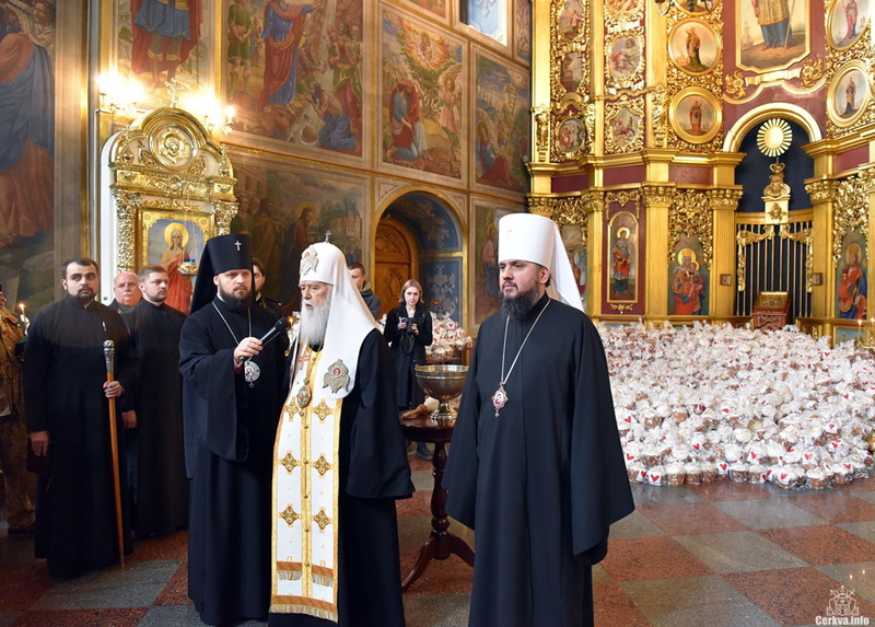 Патріарх Філарет освятив та передав 5000 великодніх пасок для українських воїнів