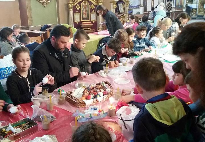 У Чернівцях діти разом з єпископом розписували великодні писанки