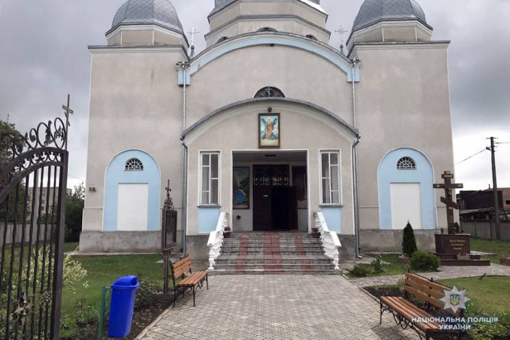 На Хмельниччині затримали двох п’яних чоловіків, які обікрали храм УПЦ МП