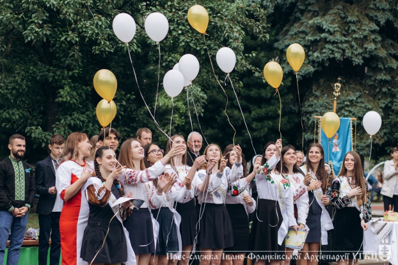 У Франківську пролунав останній дзвоник для учнів католицьких шкіл