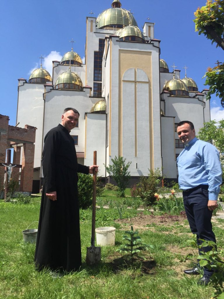 Акція «Посади дерево миру» на парафії Всіх святих українського народу