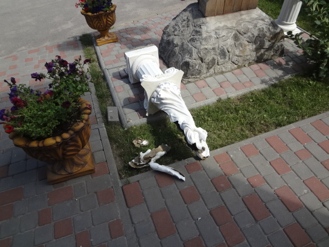 У Вінниці здійснено акт вандалізму – знищено скульптуру ангела біля Поклонного Хреста