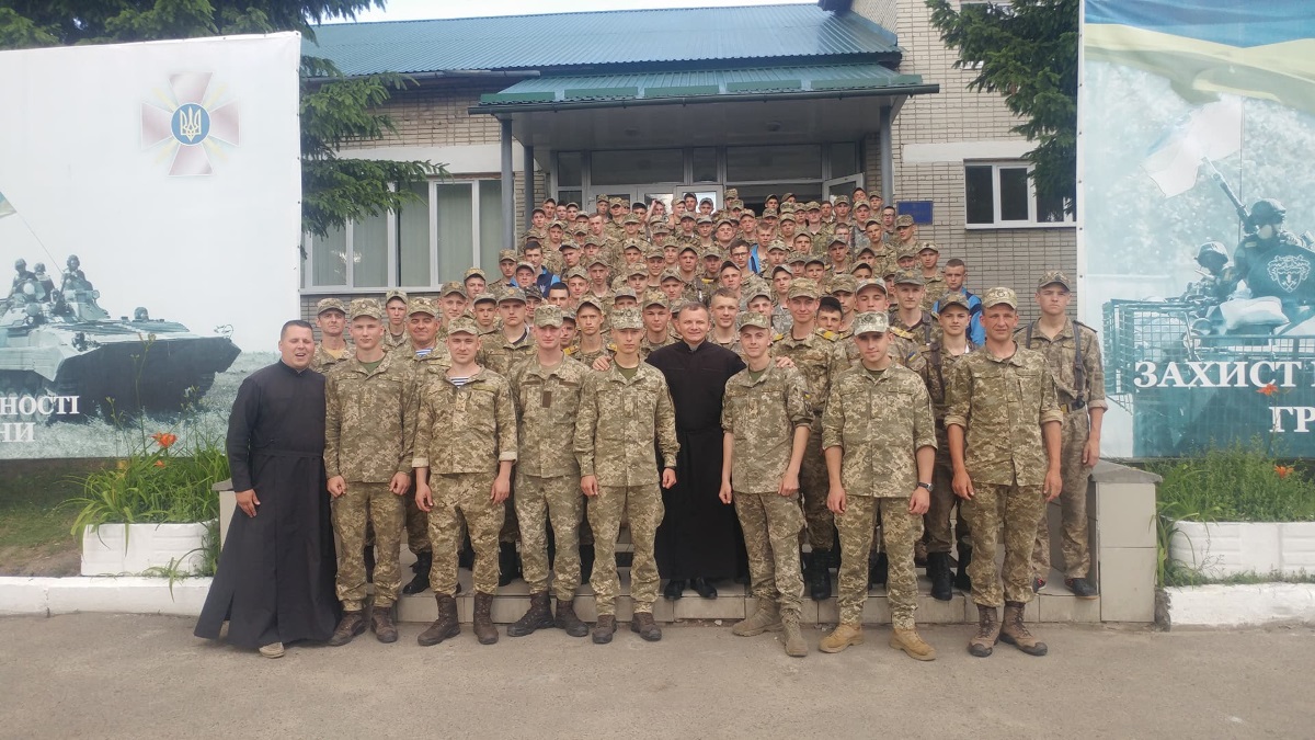 Курсанти та ліцеїсти молились із капеланами