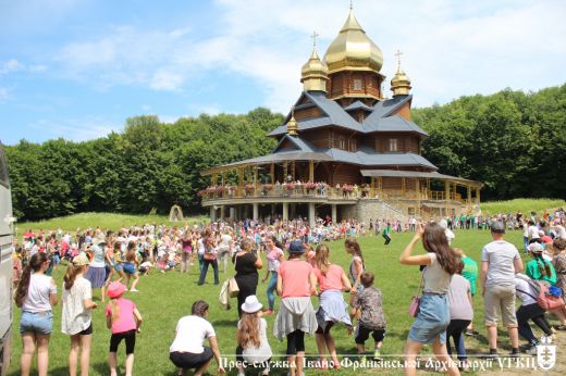 Пресвята Богородиця у Погоні зібрала навколо себе учнів катехитичних шкіл