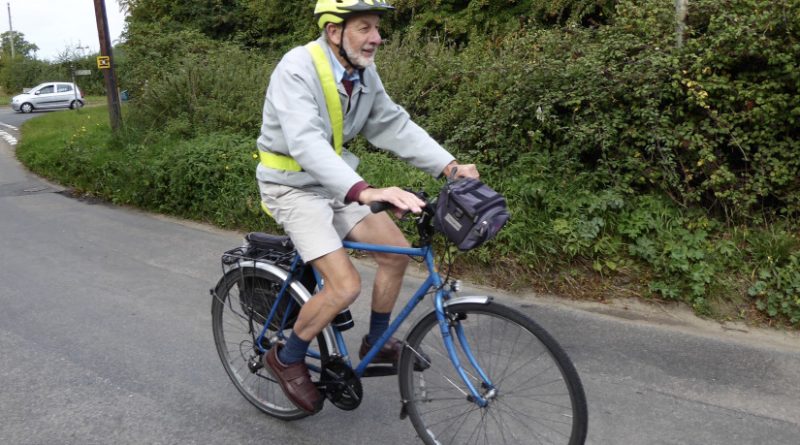 Англіканський 85-річний священик проїде на велосипеді 1 400 кілометрів заради благодійності