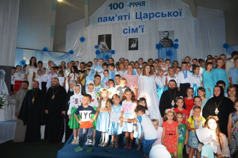 Московський патріархат зігнав дітей співати під портретом російського царя