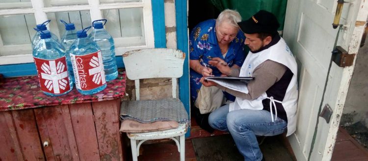 Карітас забезпечує питною водою жителів Торецька (ВІДЕО)