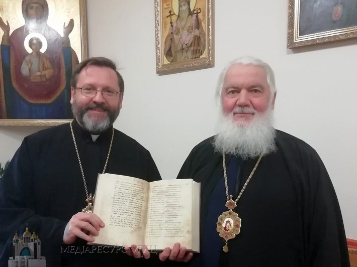 Глава УГКЦ подарував Галицьке Євангеліє Митрополиту Макарію