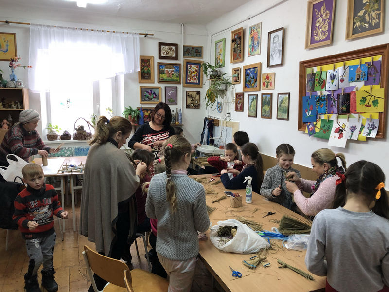 Прикраси із сіна та дерев‘яних паличок