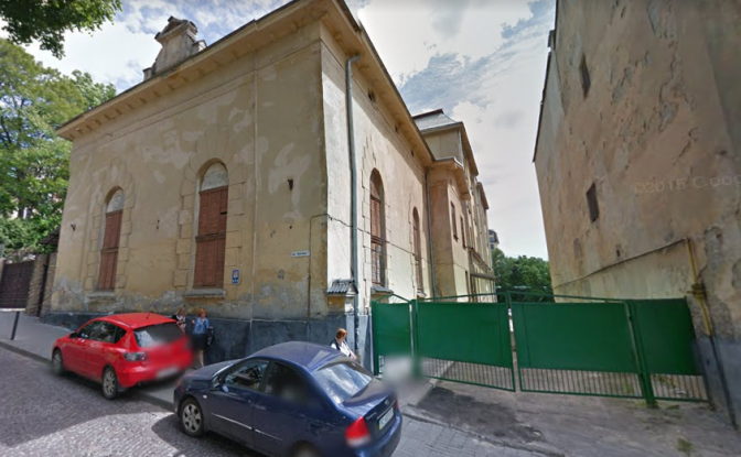 Центр опіки сиріт збирає кошти, щоб купити будинок у Львівської облради