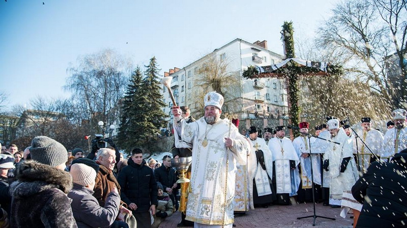 Митрополит Василій та владика Теодор освятили воду на Тернопільському ставі