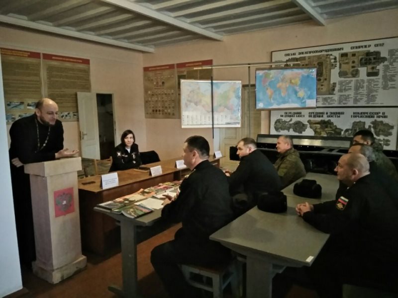 В окупованому Севастополі священик УПЦ МП провадить семінар для вояків -окупантів РФ 