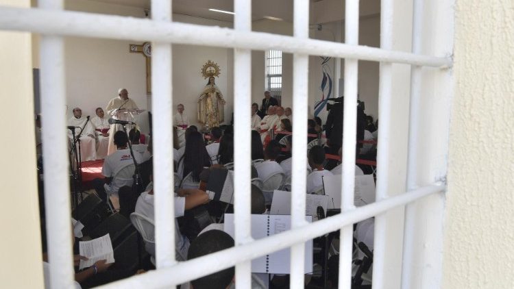 Папа до ув'язненої молоді: Бог дивитися не на засуд, а на дітей (ВІДЕО)