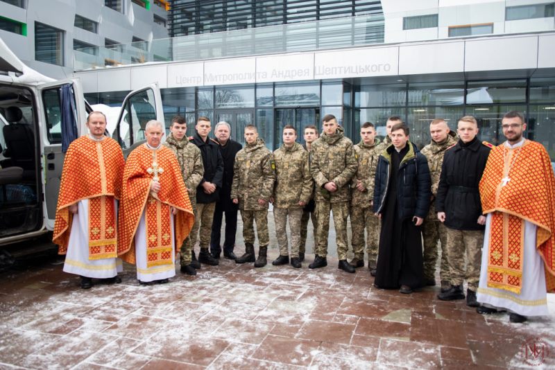 Священики в УКУ освятили і передали для потреб фронту автомобіль