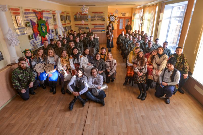 Будувати мости, а не стіни: Студентське братство УКУ привезло Різдво на Слобожанщину