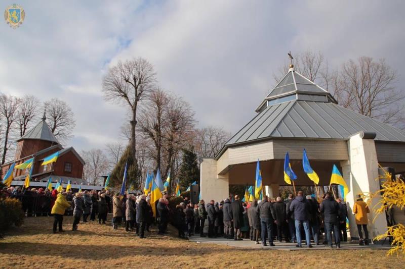 Півторатисячна делегація українців заспівала Гімн України на могилі о. Михайла Вербицького