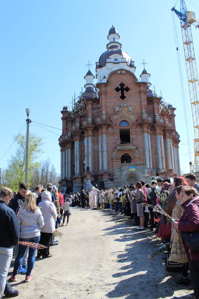 Преосвященний Владика Василій благословив вербу у день свята Славного в’їзду Ісуса в Єрусалим