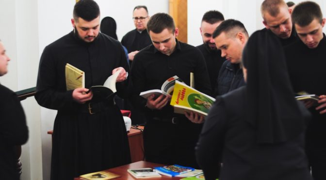 Семінаристам КТДС презентували збірку видань Комісії у справах освіти та виховання УГКЦ