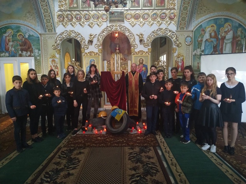 Молодь Коломиї провела Хресну дорогу за Україну