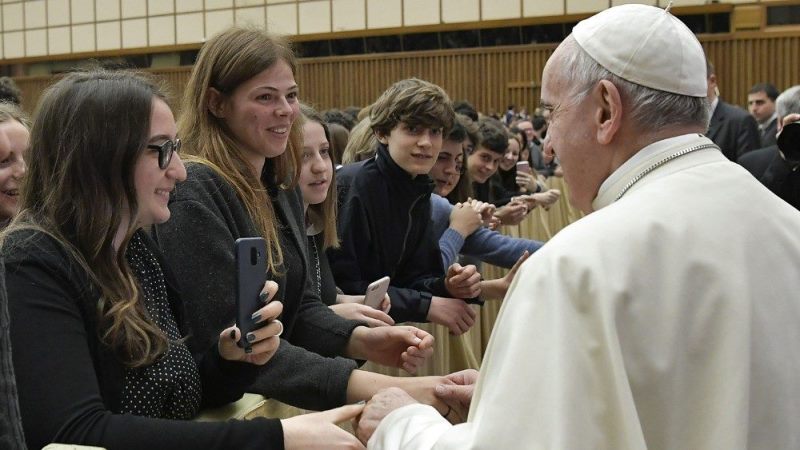 Папа Франциск до молоді: смартфон може перетворитися в наркотик