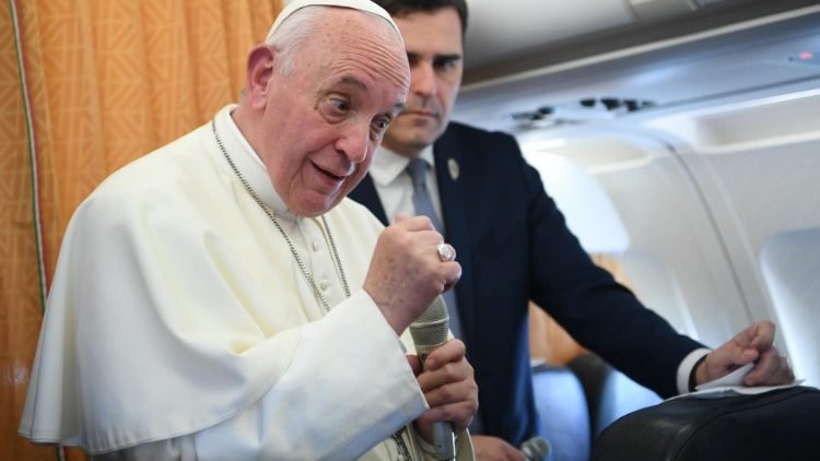 Папа у час перельоту зі Скоп’є до Риму: «Дякую Господу за енергію, яку він дає мені!»