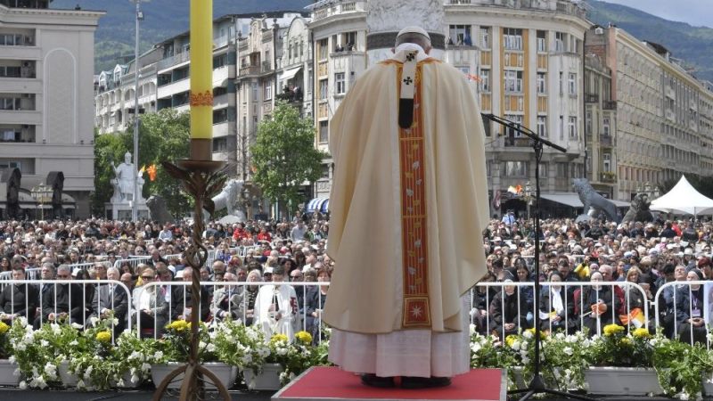 Папа на Мессе в Скоп'є: давайте говорити на 