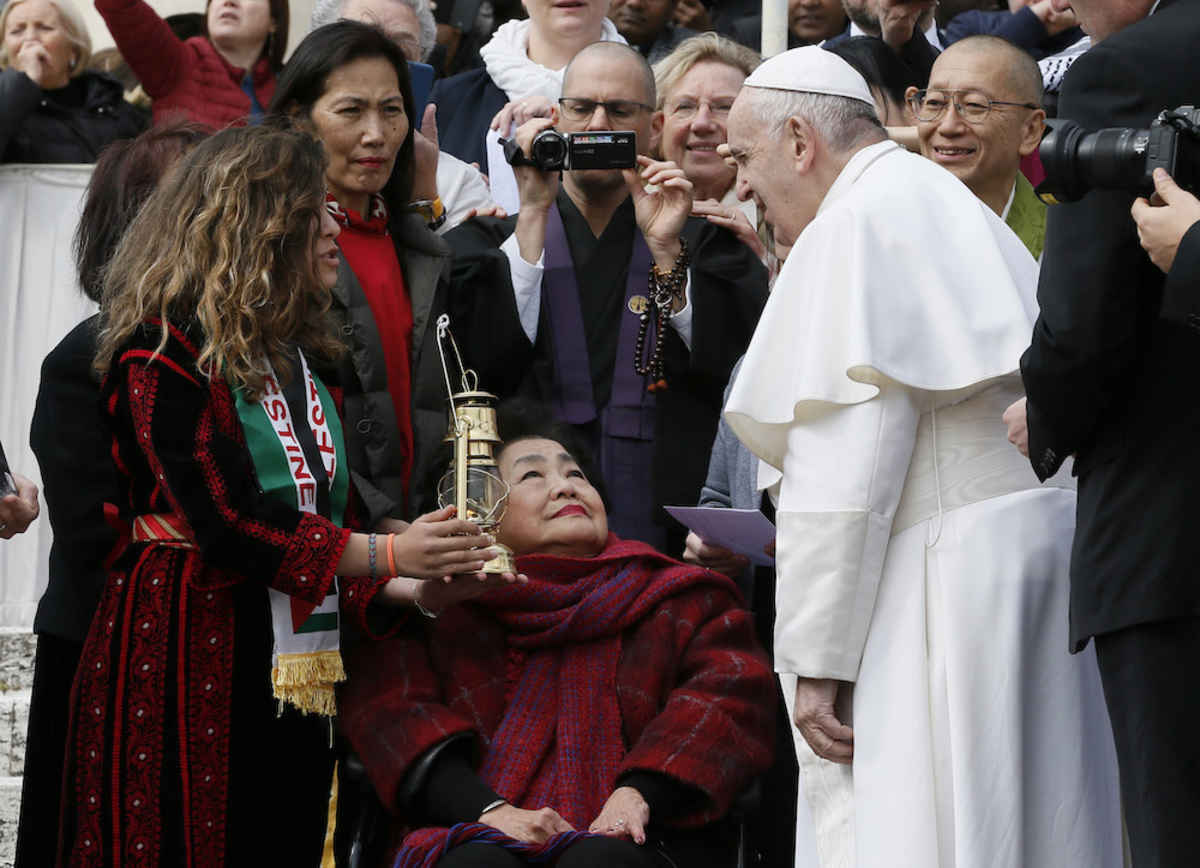 Вогонь миру з Хіросіми представлено Папі Франциску