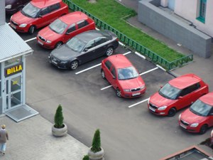 Він був справді блискучим менеджером. Робочий день його був організований бездоганно – сприяли цьому комп’ютер, мобільний телефон і годинник. Цінував чи не кожну секунду свого часу!  Одного дня він їхав до великої правничої фірми, де мав зустрітися з поважними людьми. Але розкішний хмародер, у якому розмістився офіс тієї фірми, був стояв у самісінькому середмісті, й менеджер якоїсь миті збагнув, що, виїжджаючи, не врахував шаленого автомобільного руху в центрі міста, ані того, що неодмінно матиме труднощі з паркуванням своєї машини.  І справді, діставшись до місця, він побачив, що мало не кожен квадратний метр прилеглої до хмародера території був зайнятий тим чи тим транспортним засобом. Від’їхав від центру на кілька кварталів – втім, як не вдивлявся, жодного вільного місця так і не знайшов.  Тоді, ледь не в розпачі, почав молитись: “Господи, благаю Тебе – поможи мені, я так потребую зараз Твоєї допомоги! Зроби так, щоб я знайшов місце для паркування. Якщо Ти зглянешся на мою молитву, даю Тобі слово – щонеділі буду присутній на Службі Божій!” І знову проїхав квартал або два. І знову нічого -яблукові ніде впасти.  Став молитися ще палкіше: “Господи, я не маю права спізнитися на нинішню зустріч. Як поможеш мені відшукати місце для моєї автівки, я сповідатимуся щотижня, не забуватиму й про вечірню молитву”.  Молячись, він їхав поволі-поволі, водночас придивляючись до ситуації на вулиці. “Господи, прошу Тебе, якщо знайду куток для паркування, – щодня читатиму Євангеліє. Може, навіть буду провадити катехизацію”.  Аж раптом, за три метри від нього, один автомобіль, від’їхавши, звільнив місце. Зітхнувши з полегшенням менеджер вголос промовив: “Господи, не турбуйся – я вже знайшов місце!”  Молитва є найвеличнішим і найшляхетнішим пориванням людської душі, а не примітивним актом, спрямованим на відвернення лиха.    (Із книги Бруно Ферреро «365 коротких історій для душі», видавництво “Свічадо” )