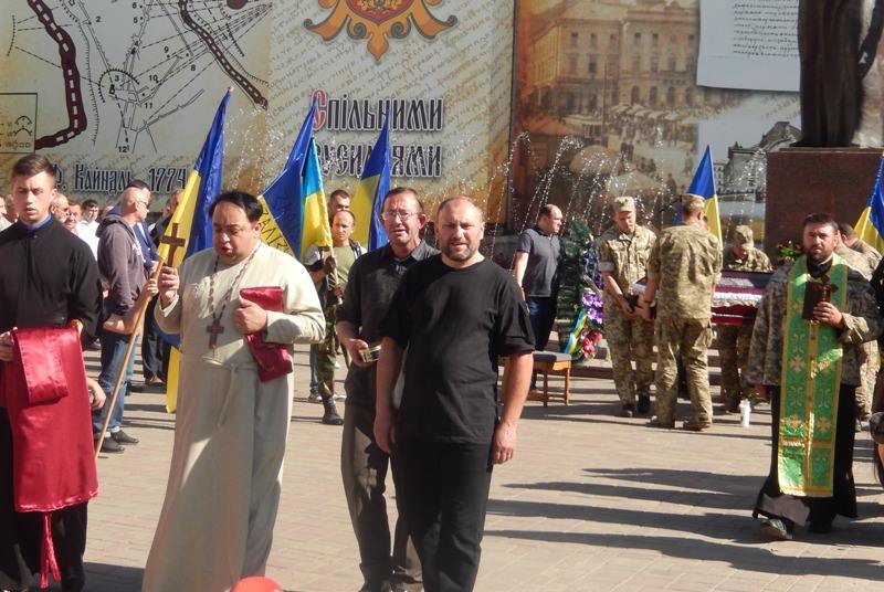 На Центральній площі Чернівців молитовно прощалися зі загиблим бійцем Віктором Ферлієвичем