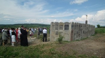 У Добромиль  греко-католики взяли участь у церемонії відкриття Стіни Пам’яті яку споруджено з мацейв