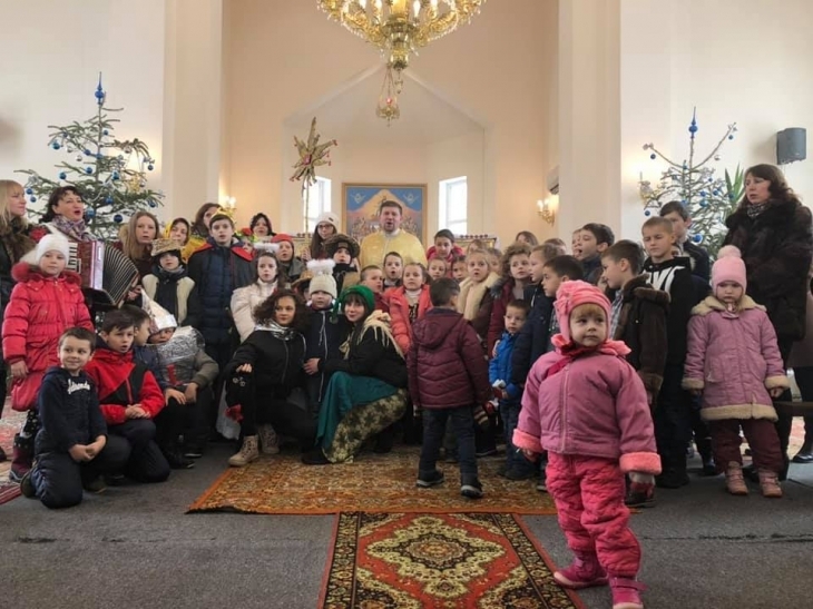 Дружини і діти захисників колядували з вертепом у родинах полеглих